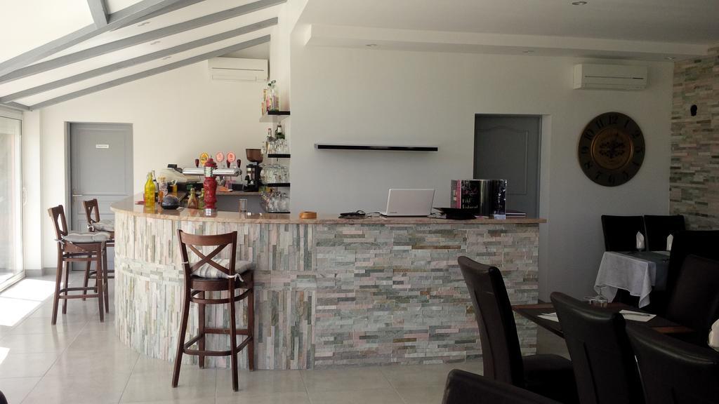 Hotel Restaurant Le Mistral Peipin Buitenkant foto